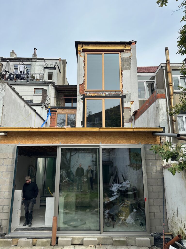 Chantier de la nouvelle façade arrière et de l'extension vitrée, immeuble à Anderlecht