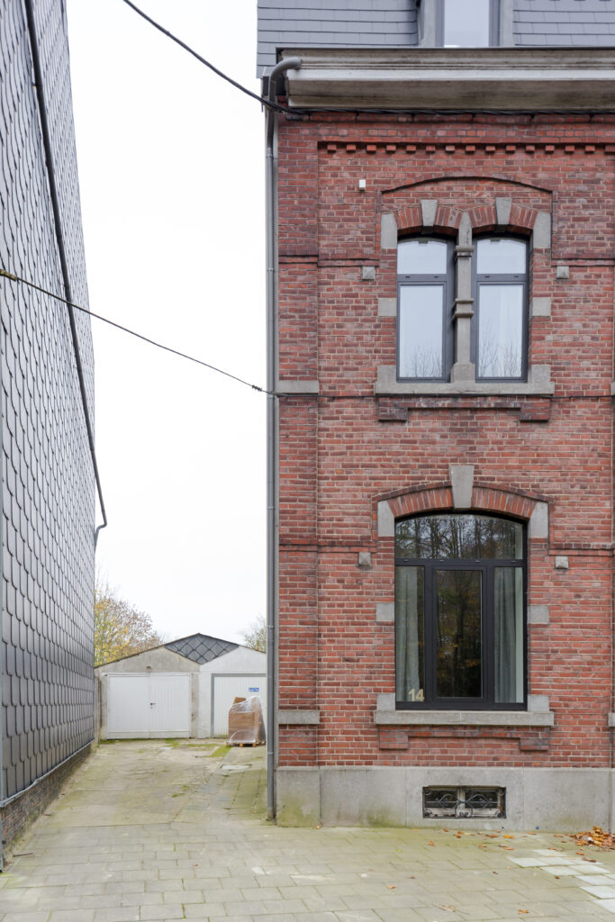 Façade avant en brique de la maison de maître de Gembloux vue depuis la rue