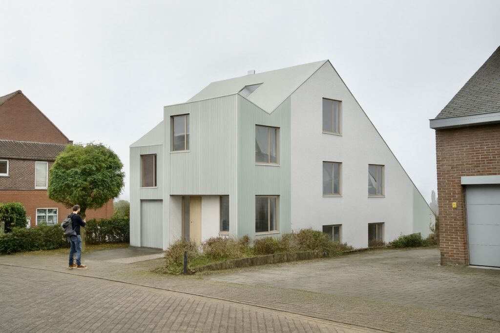 Façade à rue de la maison rénovée en tôles ondulées claires et menuiseries bois, Dilbeek