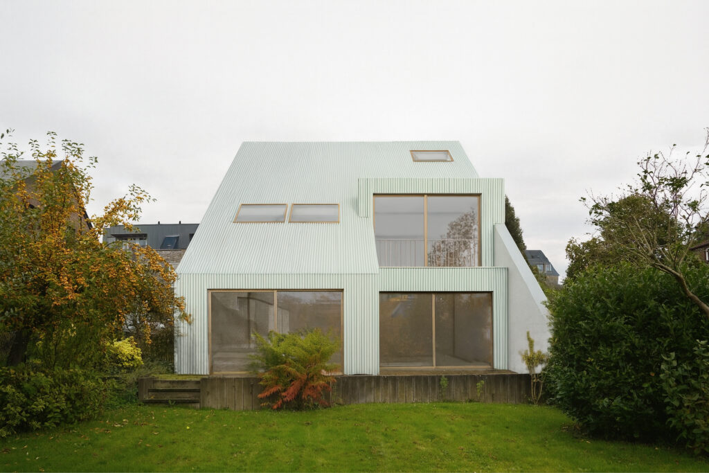 Façade jardin et grandes baies vitrées de la maison transformée à Dilbeek
