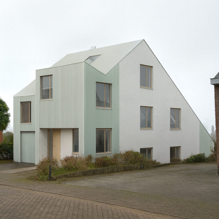 Maison des années 80 transformée avec un bardage en tôle ondulée vert d'eau, Dilbeek