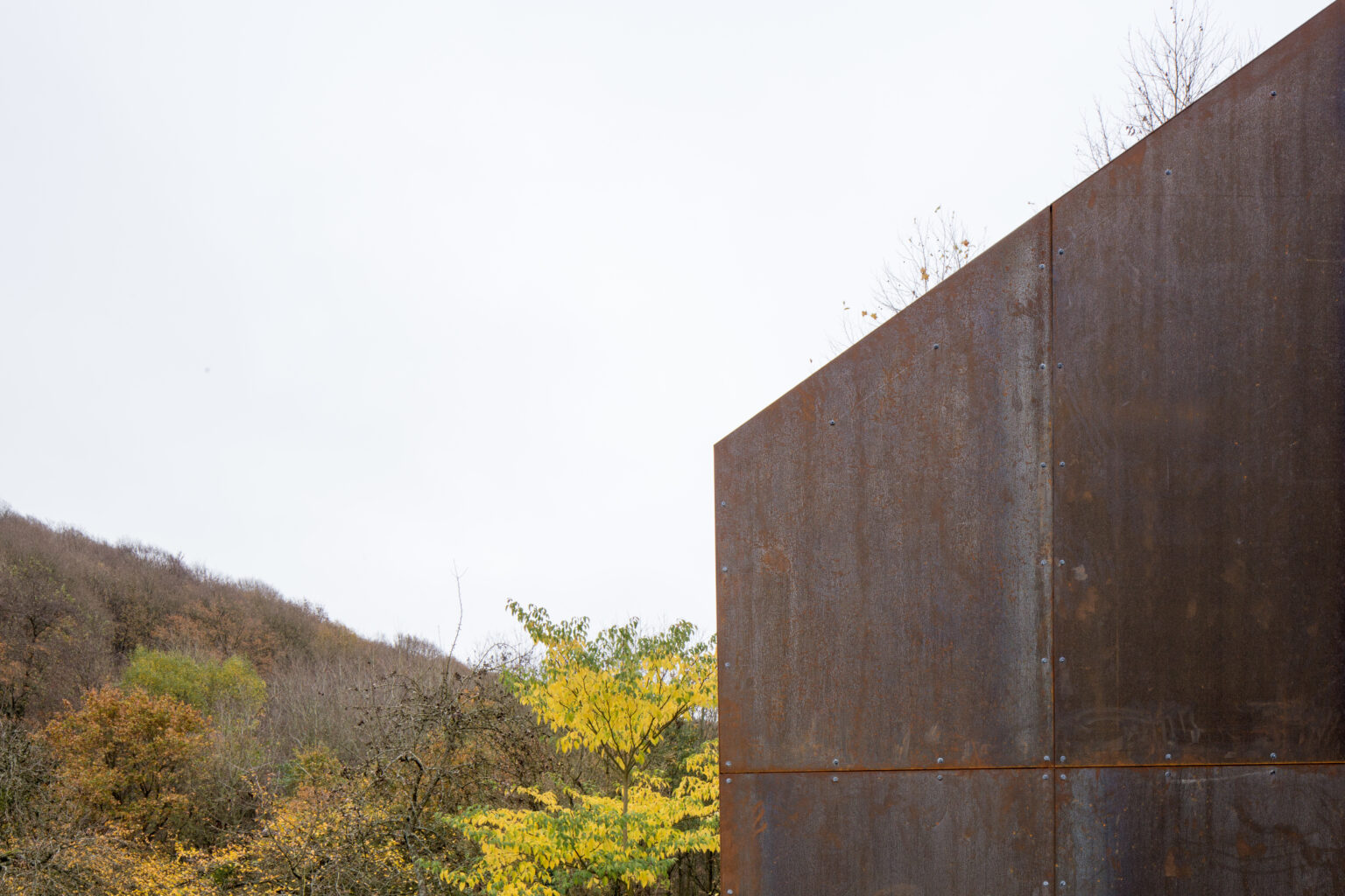 Pignon aveugle en acier corten de l'extension de la grange de Lustin