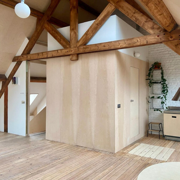 Volume central en bois clair sous la charpente du comble aménagé, projet Mérode à Etterbeek