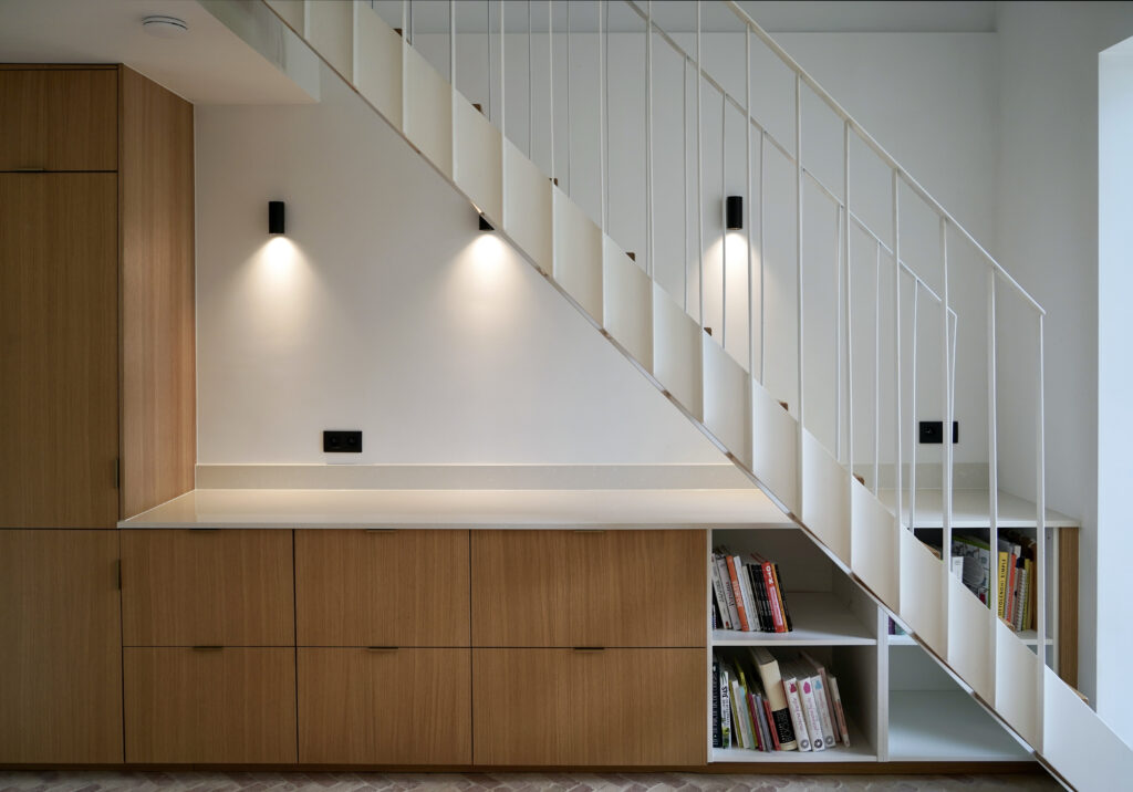 Rangements sur mesure en chêne intégrés sous l'escalier, maison unifamiliale à Auderghem