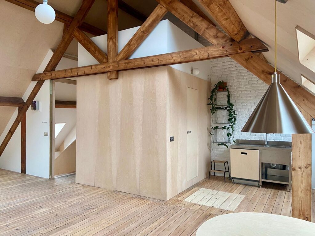 Comble aménagé en logement avec cuisine et charpente en bois apparente, Mérode à Etterbeek