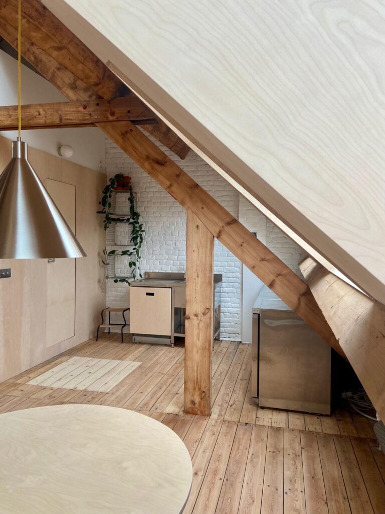 Espace de vie sous rampant avec charpente apparente, aménagement de comble à Etterbeek