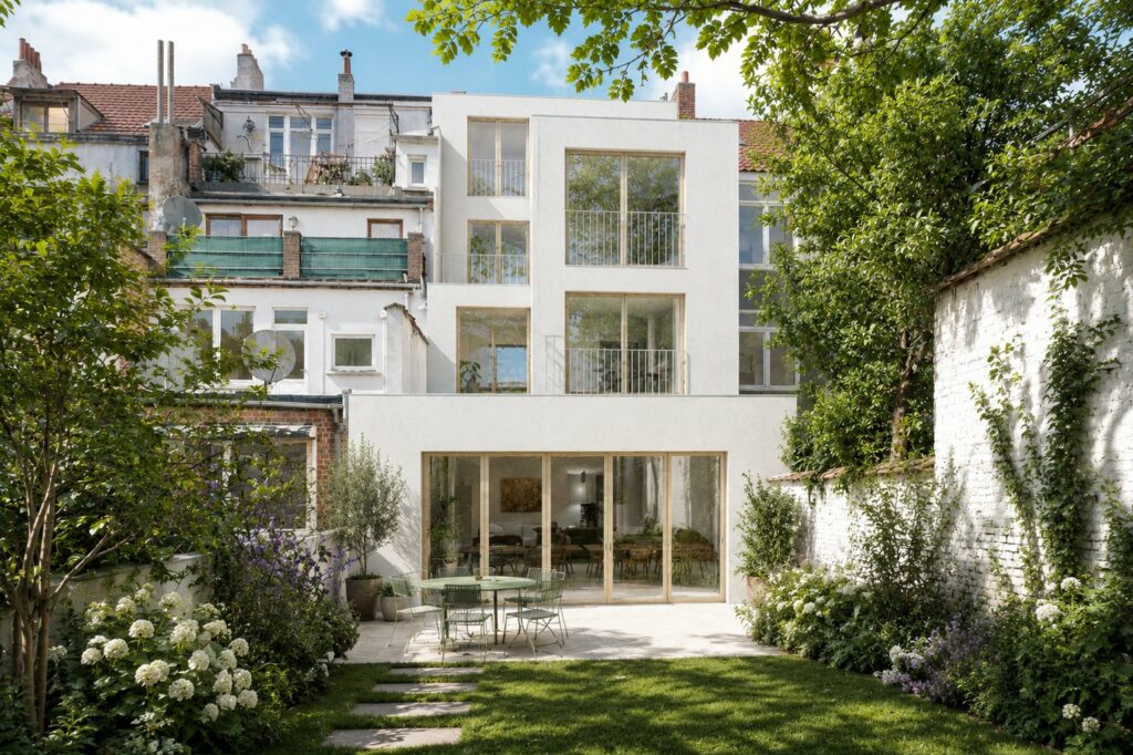 Façade arrière blanche et grandes baies vitrées côté cœur d'îlot, rénovation à Anderlecht