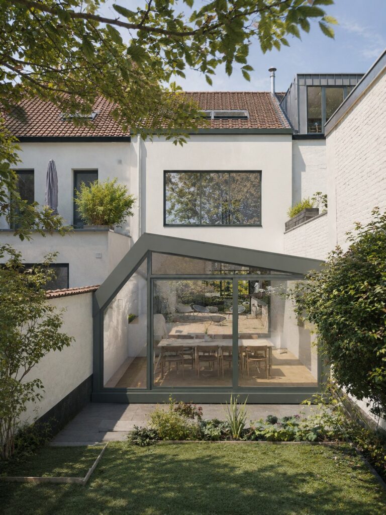 Extension contemporaine vitrée à toiture végétalisée ouverte sur le jardin, maison à Auderghem