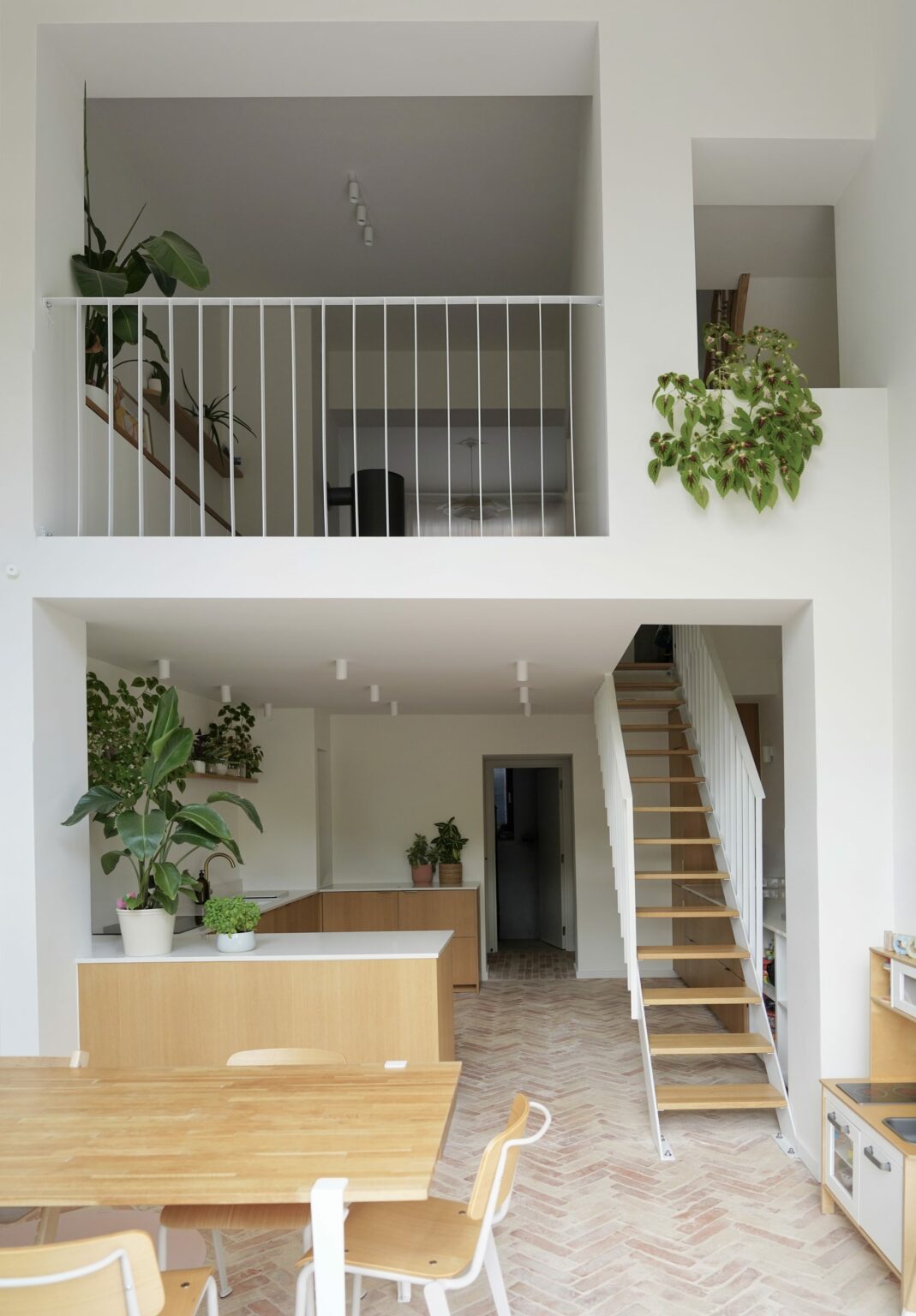 Séjour en double hauteur vu depuis la mezzanine, extension rue de la Vignette à Auderghem