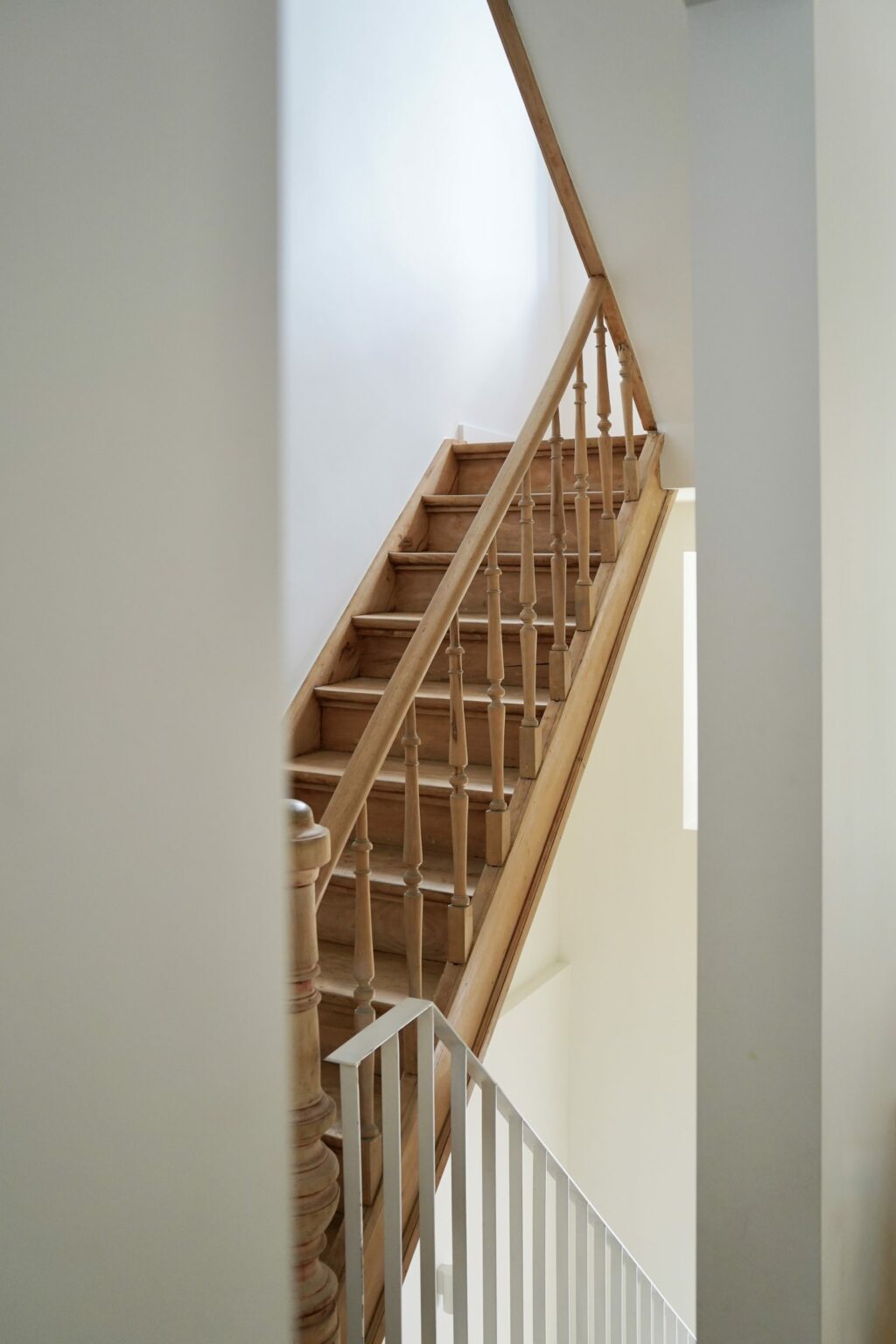 Escalier en bois d'origine conservé à côté du nouveau garde-corps, rue de la Vignette