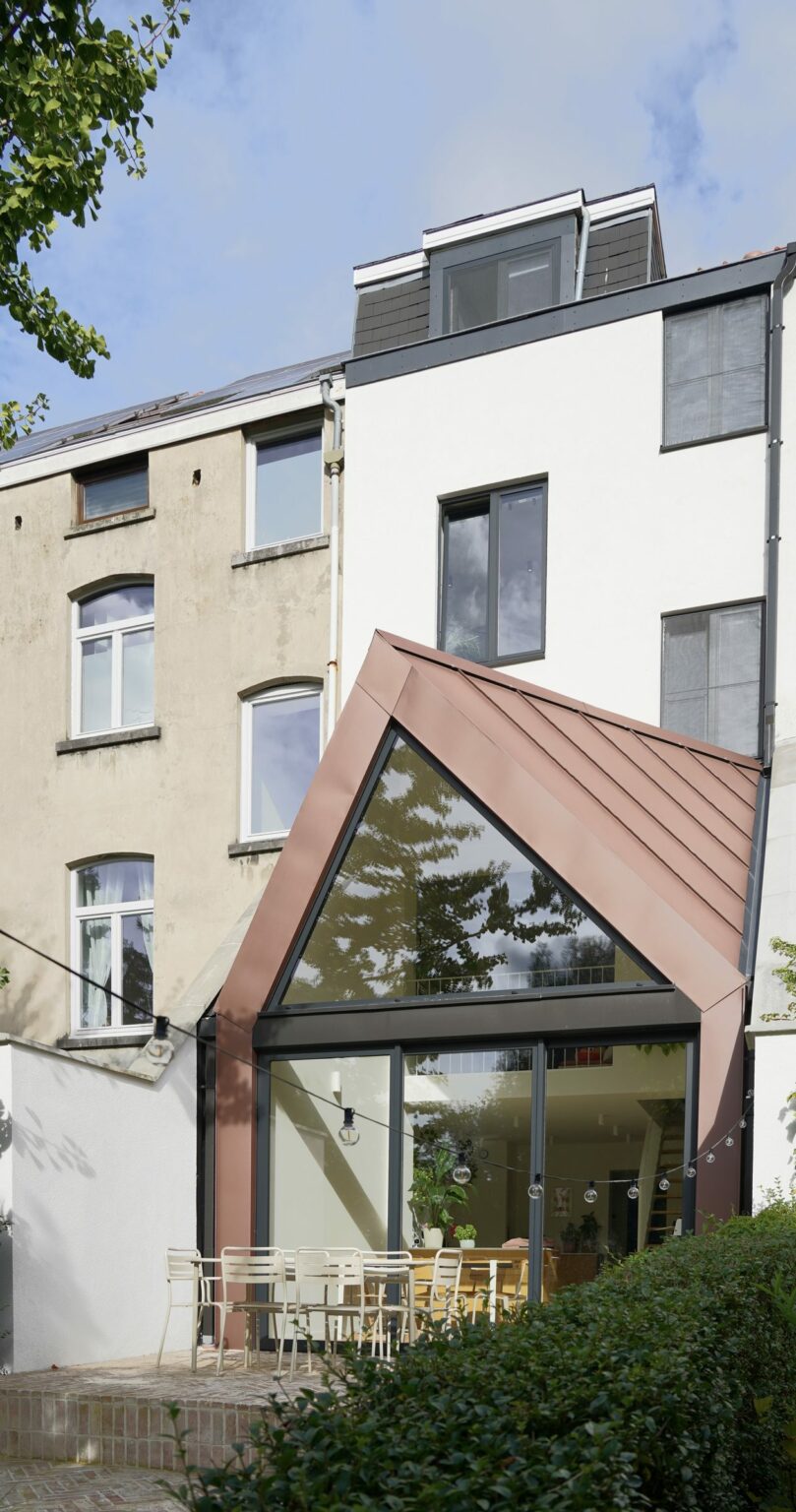 Pignon plié en zinc cuivré de l'extension depuis le jardin, rue de la Vignette à Auderghem