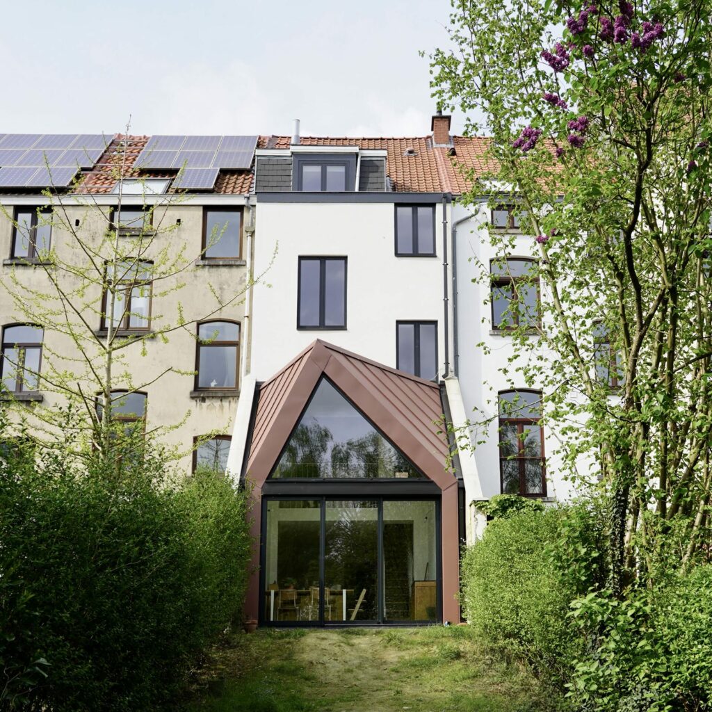 Extension contemporaine en zinc rougeâtre en double hauteur, maison rue de la Vignette à Auderghem