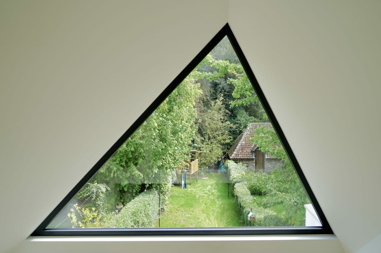 Fenêtre triangulaire ouvrant sur le jardin, extension rue de la Vignette à Auderghem
