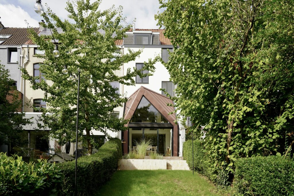 Extension en zinc cuivré vue depuis le fond du jardin, rue de la Vignette à Auderghem