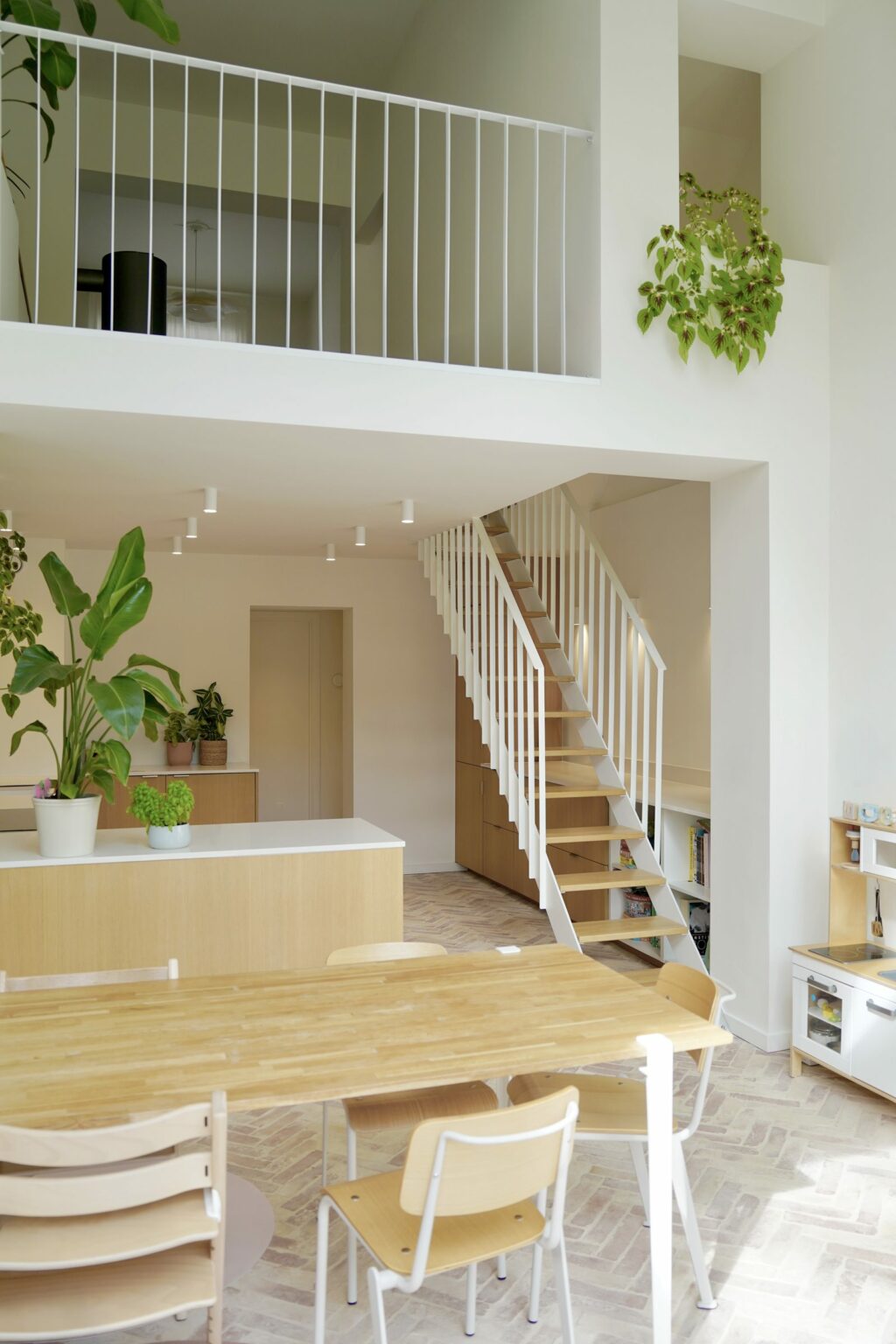 Séjour double hauteur, mezzanine et escalier de l'extension, rue de la Vignette