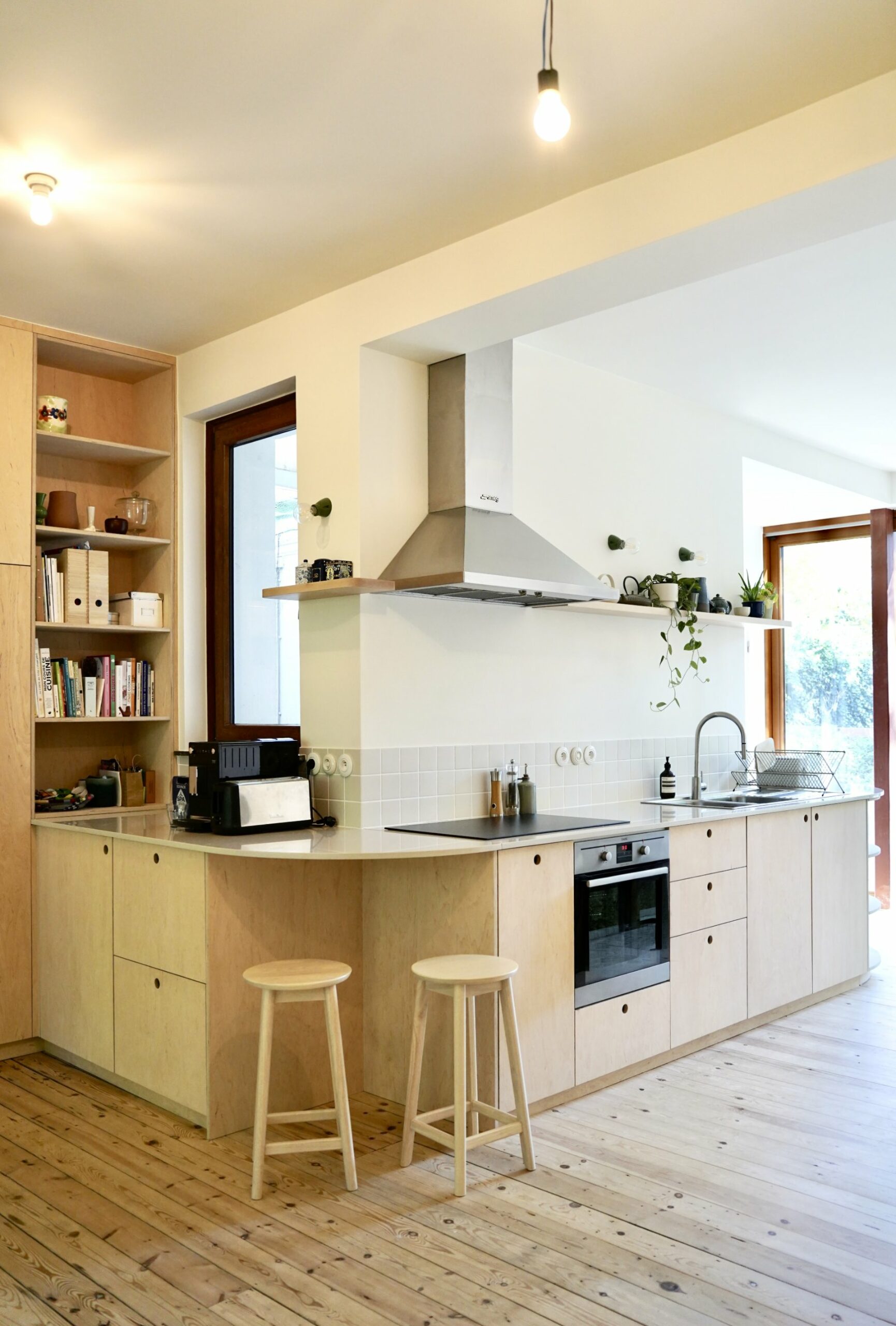 Cuisine en contreplaqué de bouleau et bibliothèque sur mesure, maison Art Déco à Schaerbeek