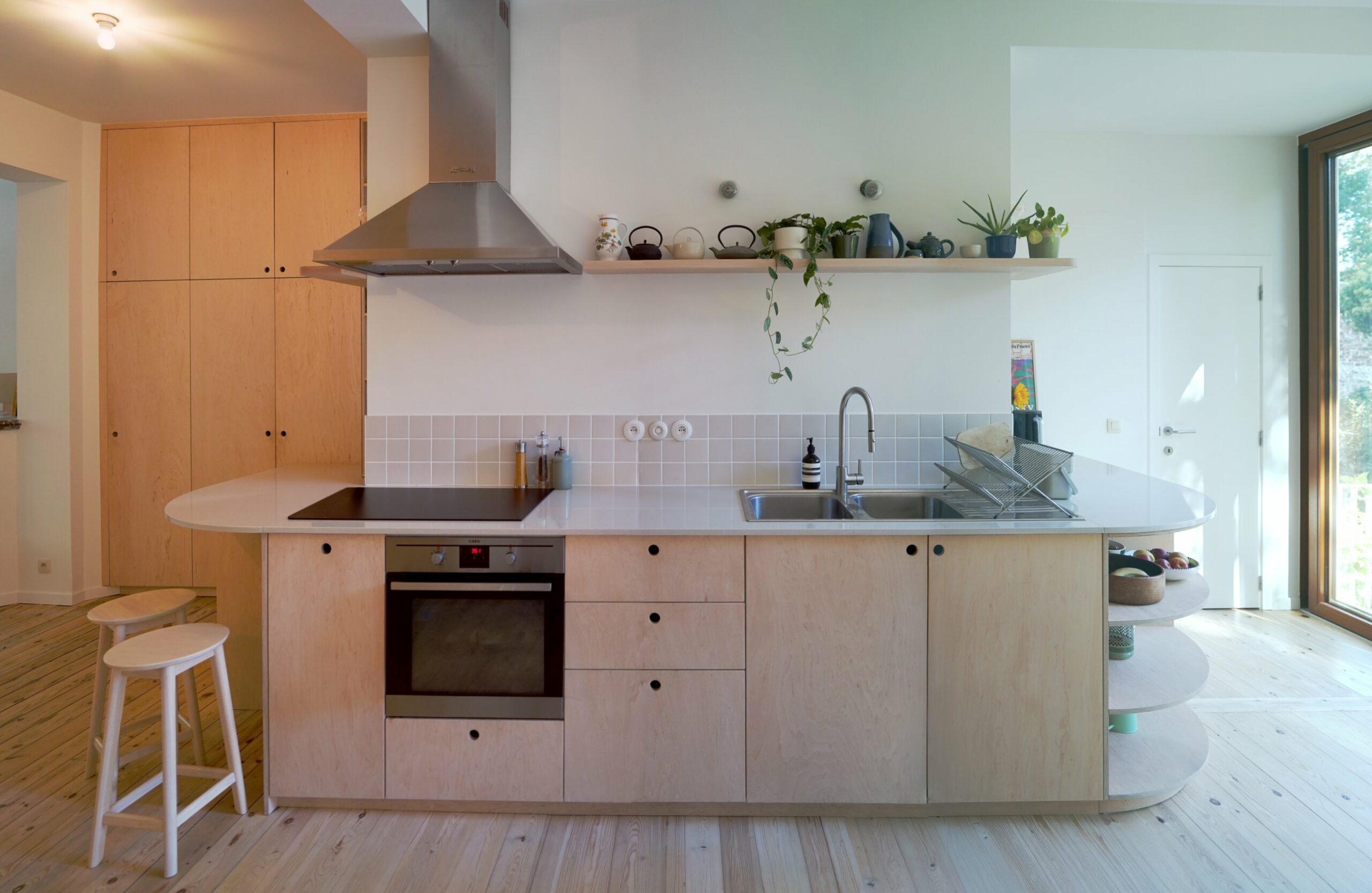 Plan de travail courbe de la cuisine en bouleau, rénovation d'une maison unifamiliale à Schaerbeek