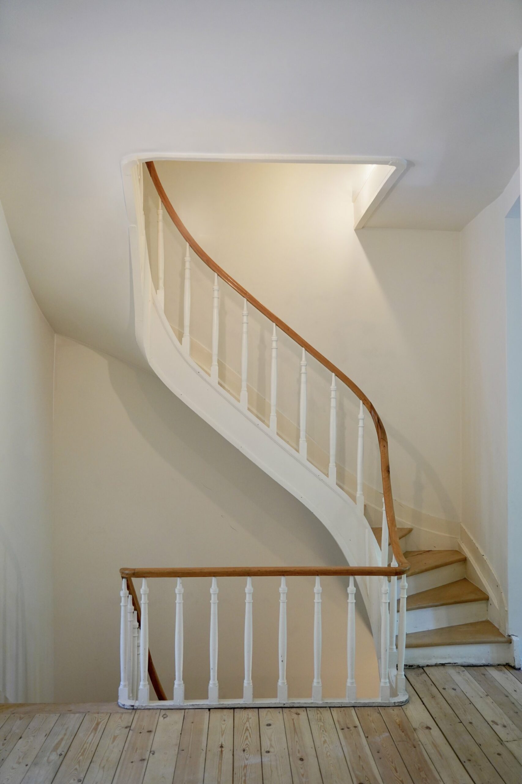 Escalier à balustres tournés restauré et plancher de pin, maison de 1928 à Schaerbeek
