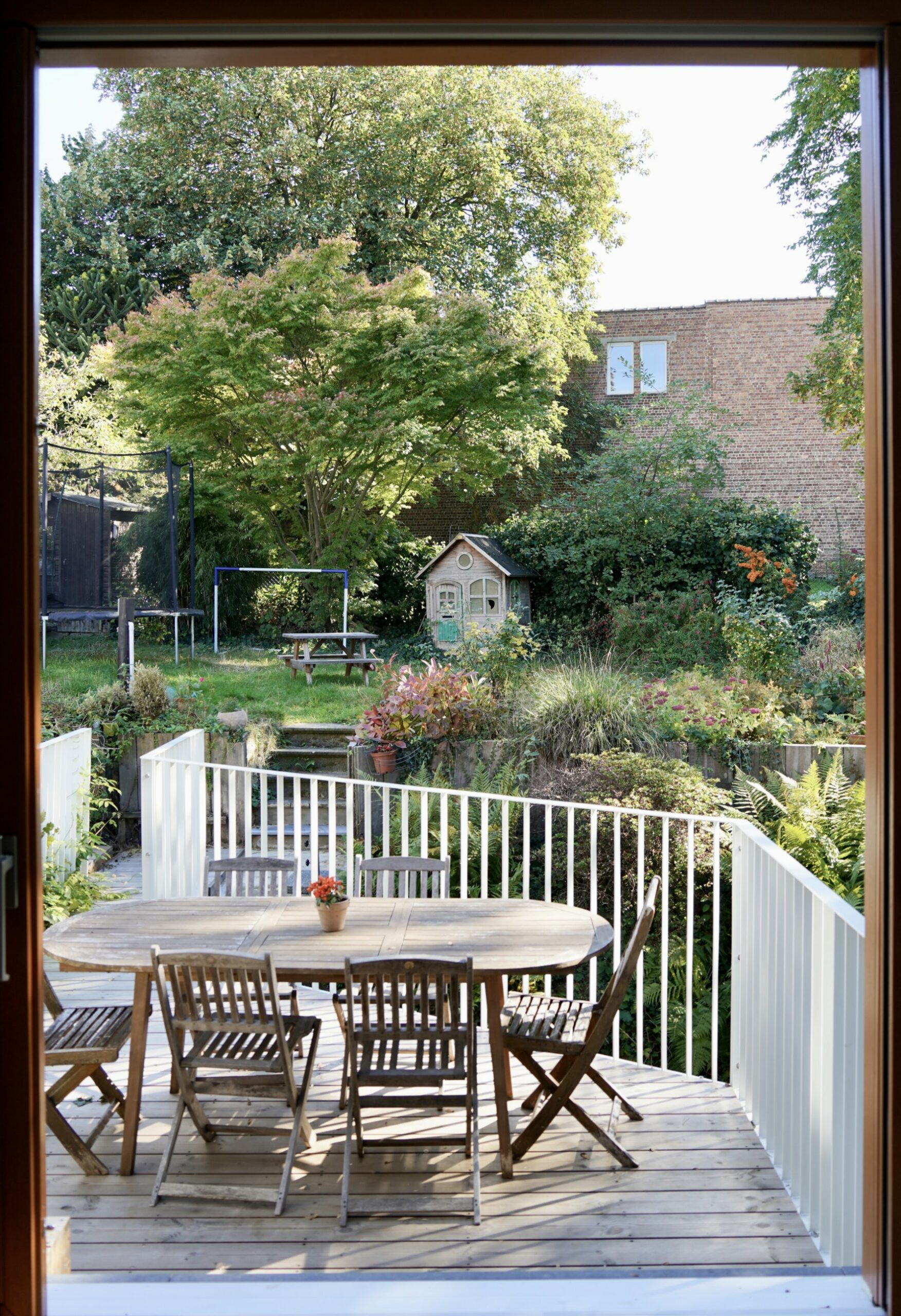 Jardin vu depuis l'étage de séjour à travers la baie coulissante, Schaerbeek