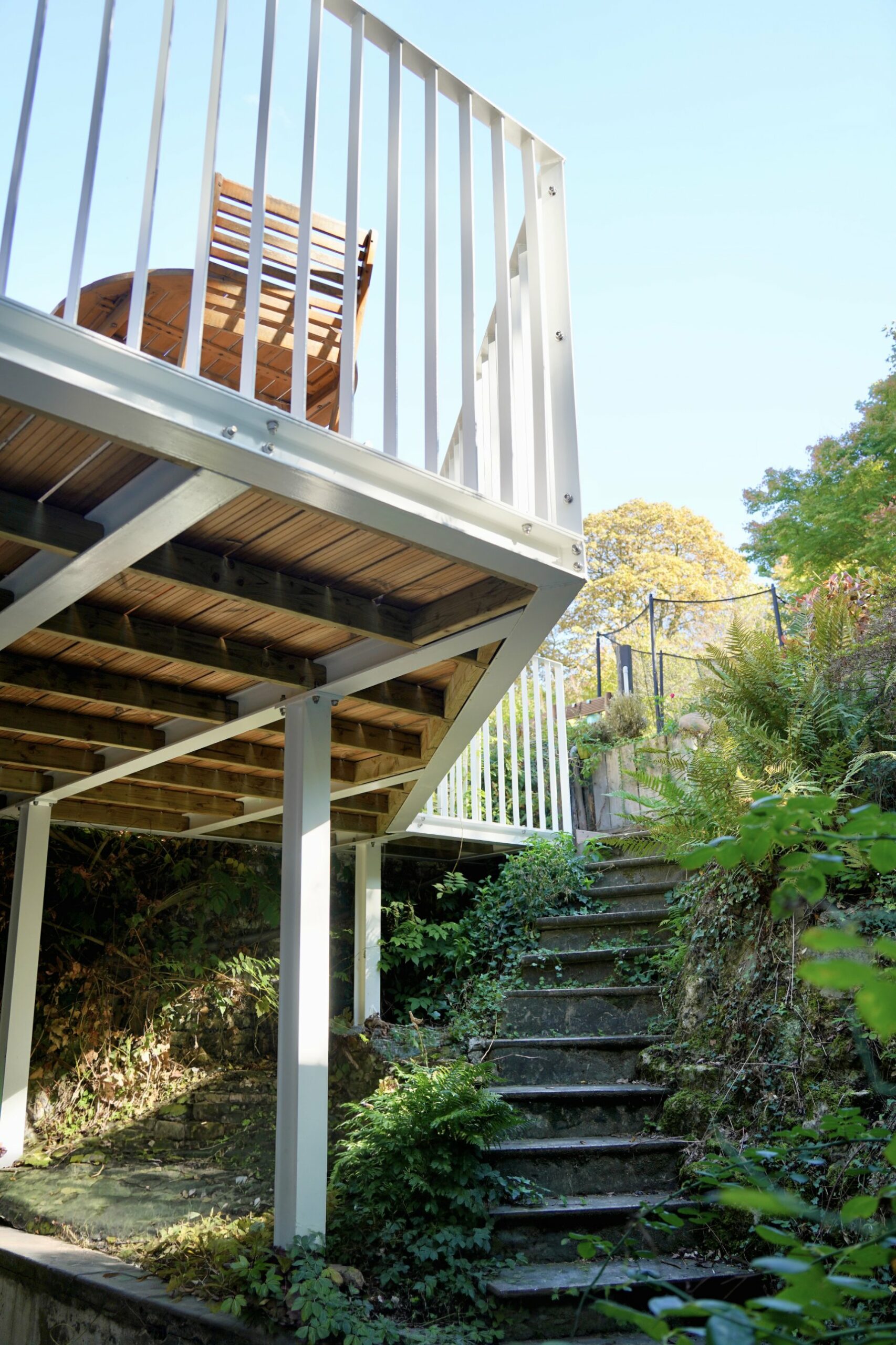 Structure acier et bois de la terrasse surélevée et escalier de pierre vers le jardin, Schaerbeek